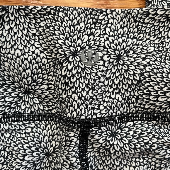 Lululemon black and white floral print leggings size 4 - Picture 2 of 6